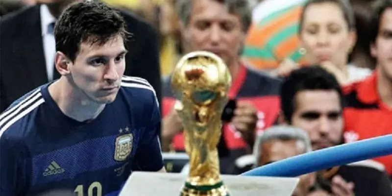 Messi tiếc nuối nhìn cúp vô địch